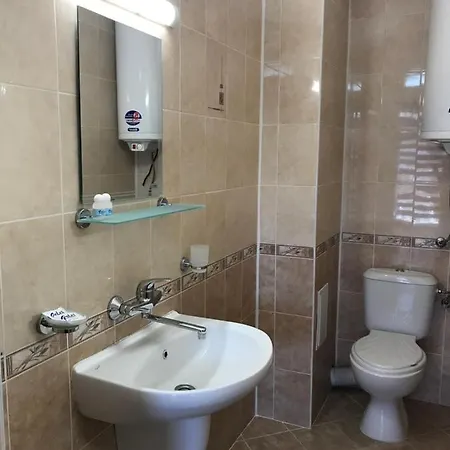 Red House בית הארחה 3*