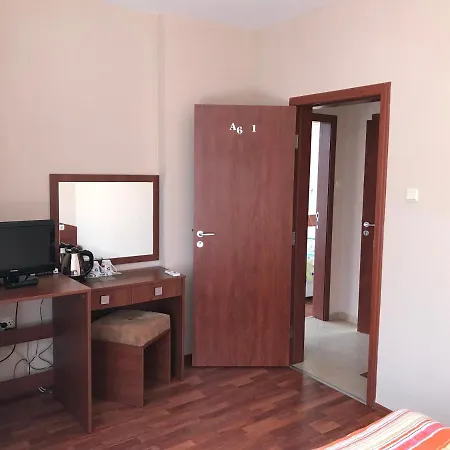 Red House בית הארחה