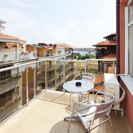 Red House בית הארחה