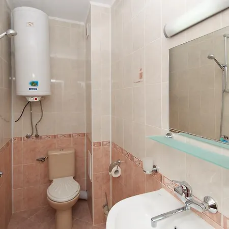 Red House 3* נסבר