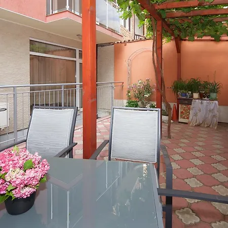 Red House בית הארחה