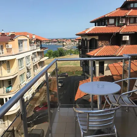 Red House بيت ضيافة نيسيبار
