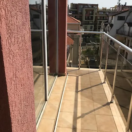 Red House Νεσέμπαρ