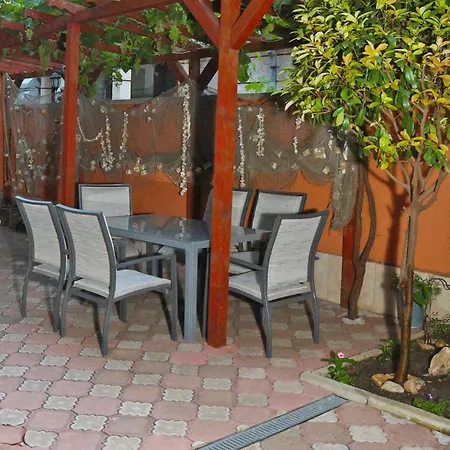 Red House نيسيبار