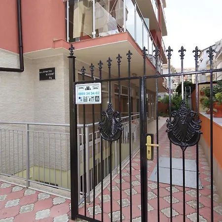 Red House بيت ضيافة نيسيبار