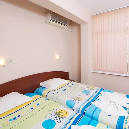 بيت ضيافة Red House نيسيبار