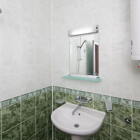 Red House 3*